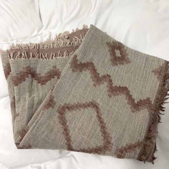Aritzia Accessories - Aritzia Diamond Mosaic Blanket Scarf